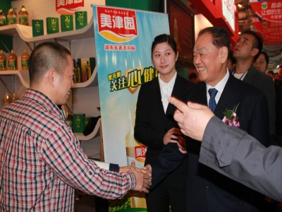 原全国政协副主席毛致用参观美津园展区并指导工作。